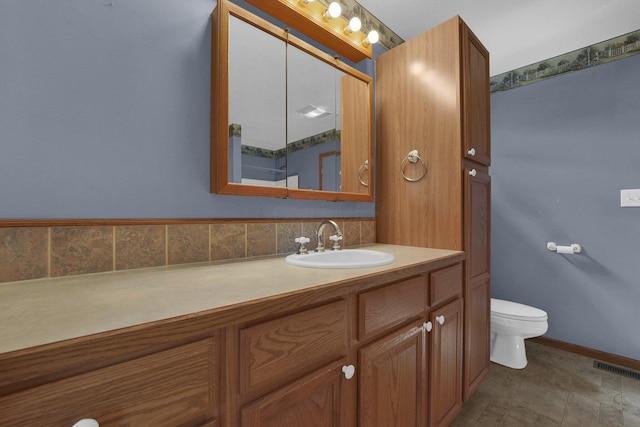957 Sharon View Dr, Newark, OH 43055 - bathroom with toilet, vanity, and baseboards