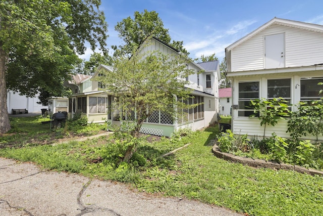 71 3rd St, Lancaster, OH 43130 - view of front of home featuring a sunroom
