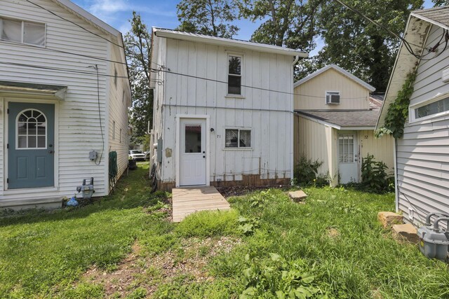 71 3rd St, Lancaster, OH 43130 - back of property with a lawn