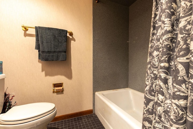 full bathroom featuring tile patterned floors, a shower with shower curtain, toilet, baseboards, and a bath