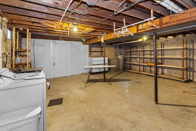 unfinished below grade area featuring independent washer and dryer