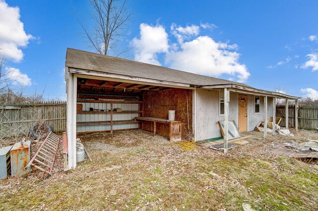 view of outdoor structure with an outbuilding