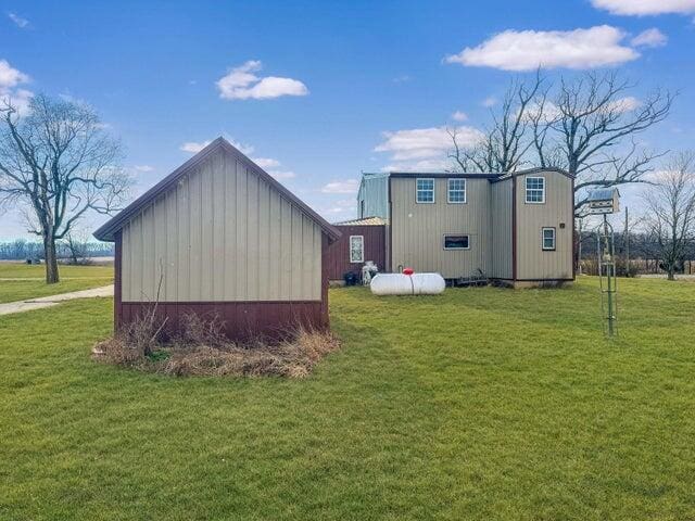 view of outdoor structure with an outdoor structure