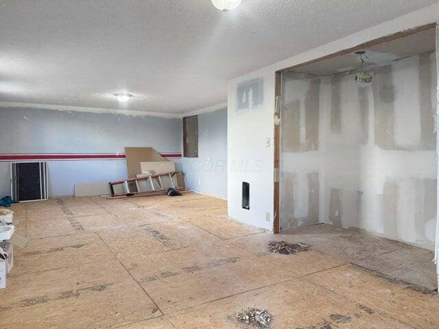 empty room featuring a textured ceiling