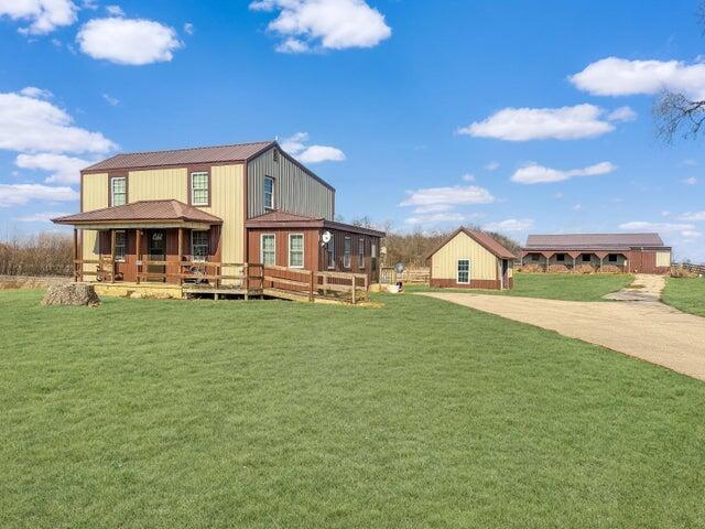 back of house featuring a yard