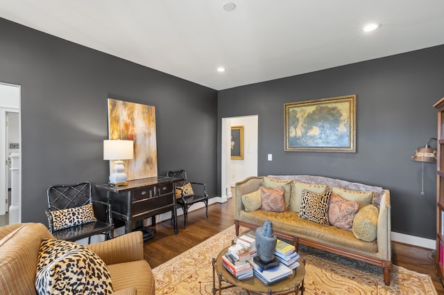 living area featuring recessed lighting, baseboards, and wood finished floors