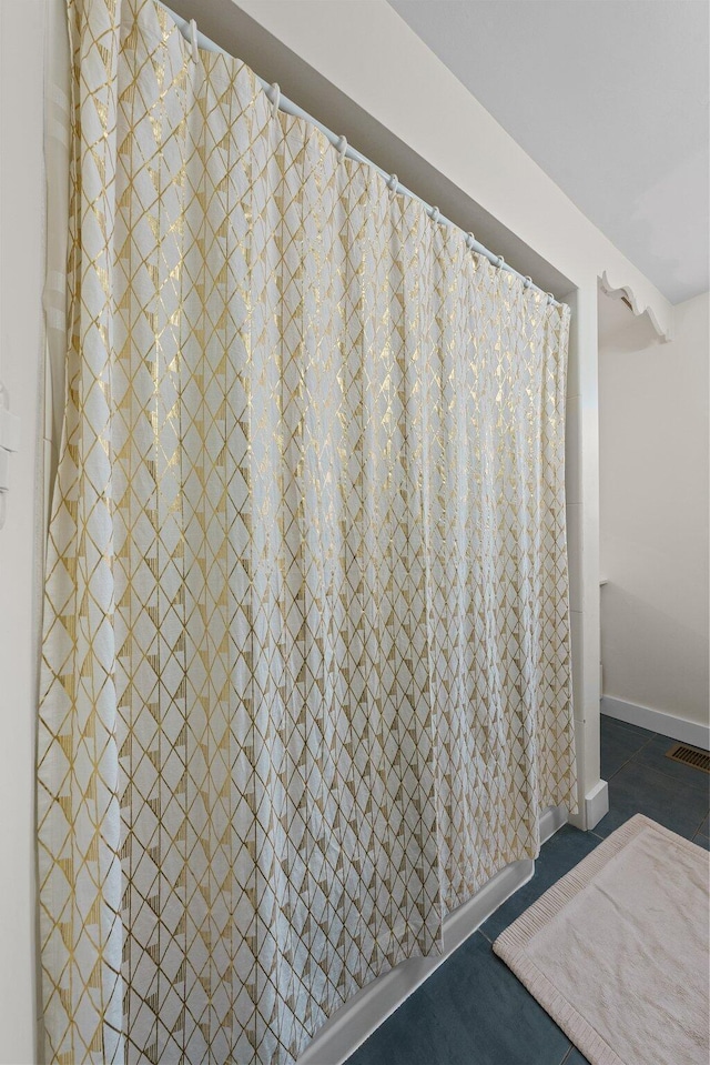 bathroom featuring visible vents and baseboards