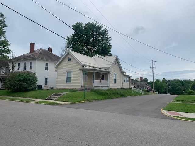 view of front of property featuring a porch and a front yard