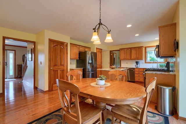 7334 Crossett Ct, Canal Winchester, OH 43110 - dining space with a chandelier, light wood finished floors, baseboards, and recessed lighting