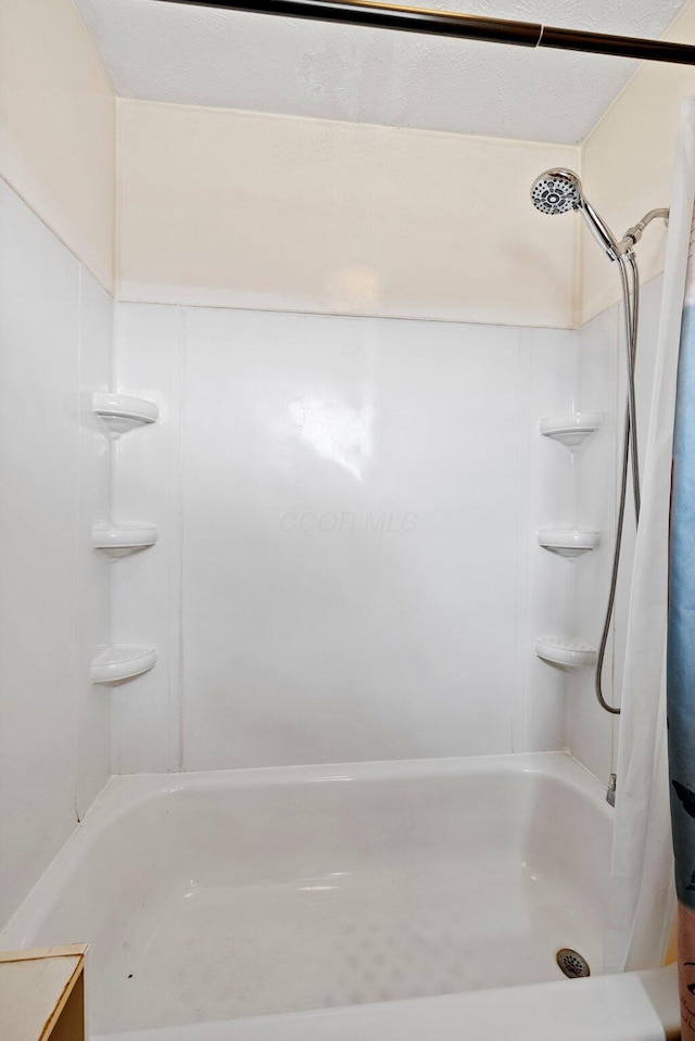 bathroom featuring a shower with shower curtain