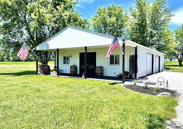 view of front of property featuring a front yard and a garage