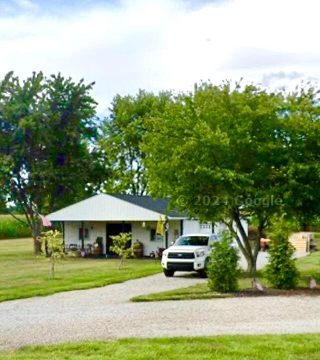 view of front of property with driveway and a front yard