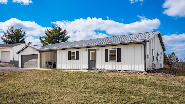 ranch-style home with metal roof, a standing seam roof, and a front yard