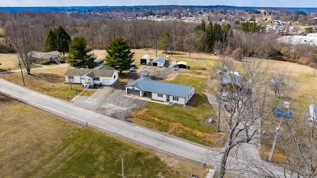 birds eye view of property featuring a forest view