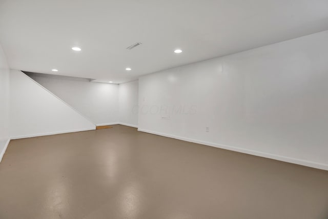 finished basement featuring visible vents, recessed lighting, and baseboards