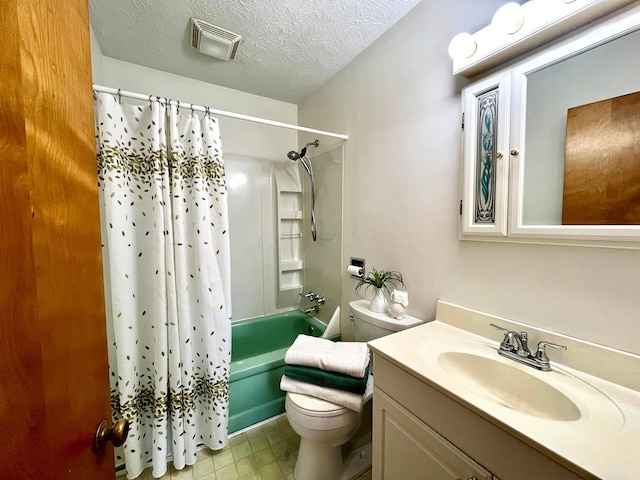 bathroom featuring vanity, visible vents, shower / bath combo with shower curtain, a textured ceiling, and toilet