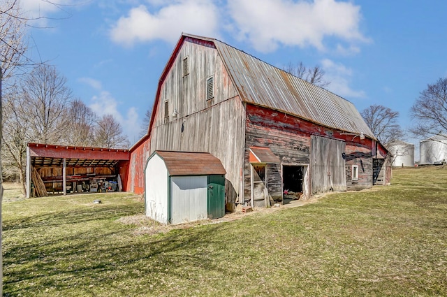 view of barn featuring a yard