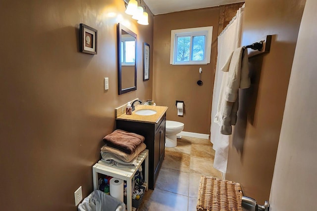 bathroom with a shower with curtain, baseboards, toilet, and vanity