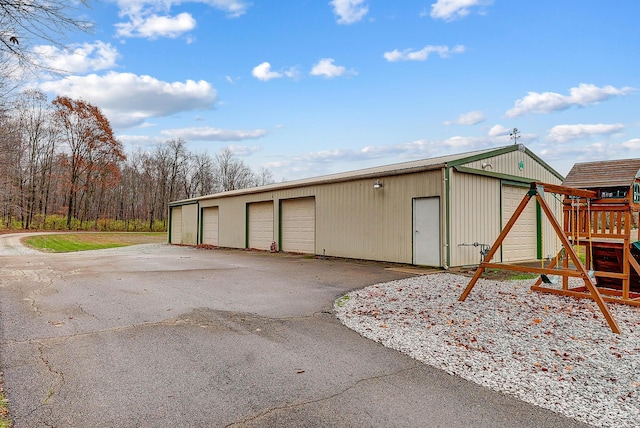 view of outdoor structure with an outbuilding