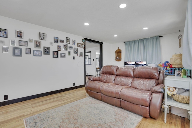 living area featuring recessed lighting, wood finished floors, and baseboards