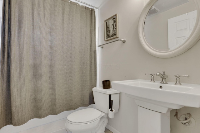 full bath featuring a sink, visible vents, shower / bath combo with shower curtain, and toilet