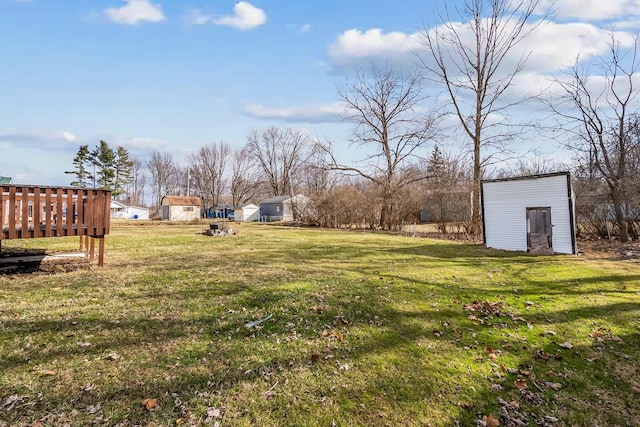 view of yard with an outbuilding