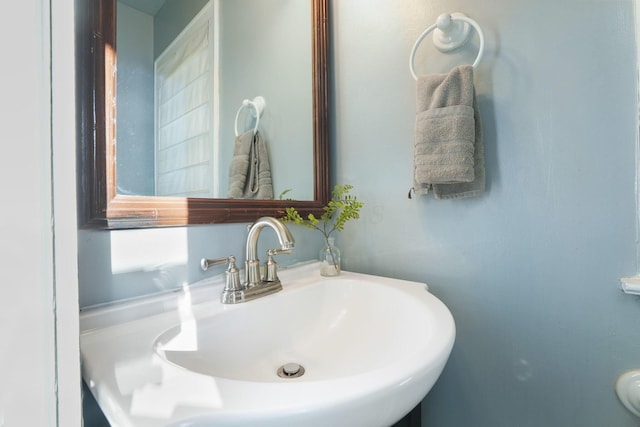 bathroom featuring a sink