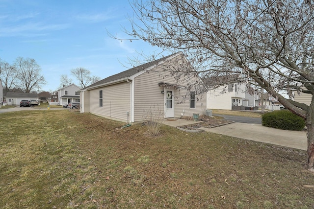 view of front of property featuring a front lawn and cooling unit