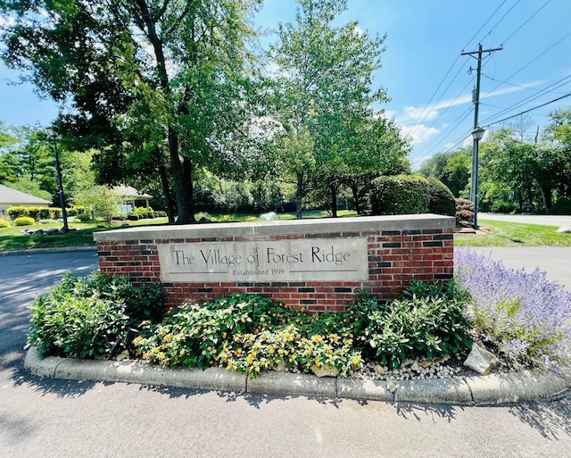 view of community / neighborhood sign