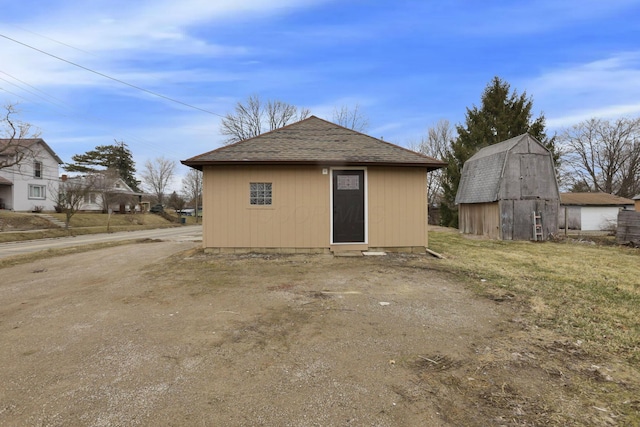 view of outdoor structure featuring an outbuilding