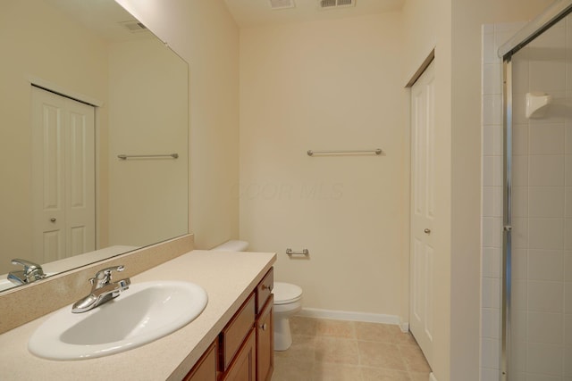 full bath featuring vanity, toilet, visible vents, and a closet