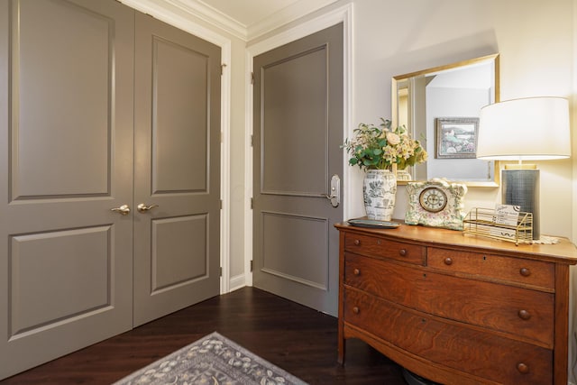 entrance foyer with dark wood-type flooring and crown molding