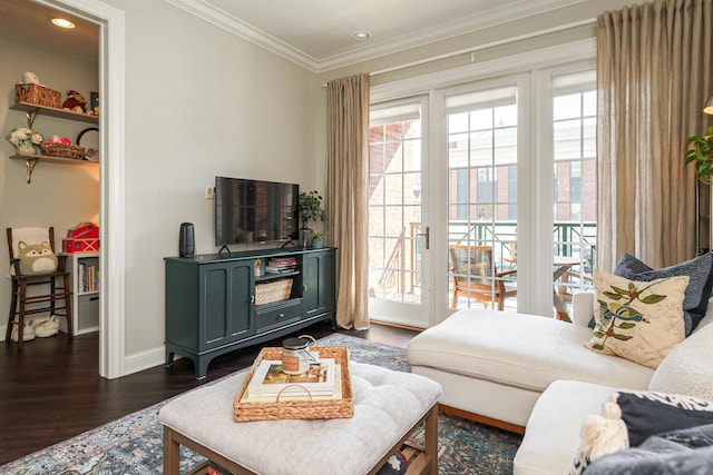 living area with dark wood-style floors, recessed lighting, crown molding, and baseboards