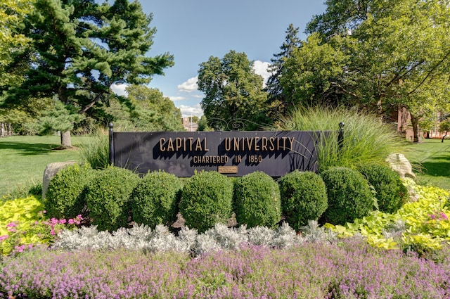 community sign with a lawn