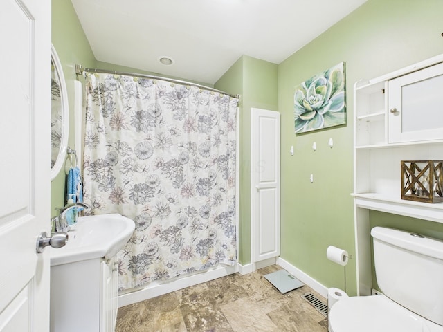 full bath featuring visible vents, toilet, a shower with shower curtain, baseboards, and vanity