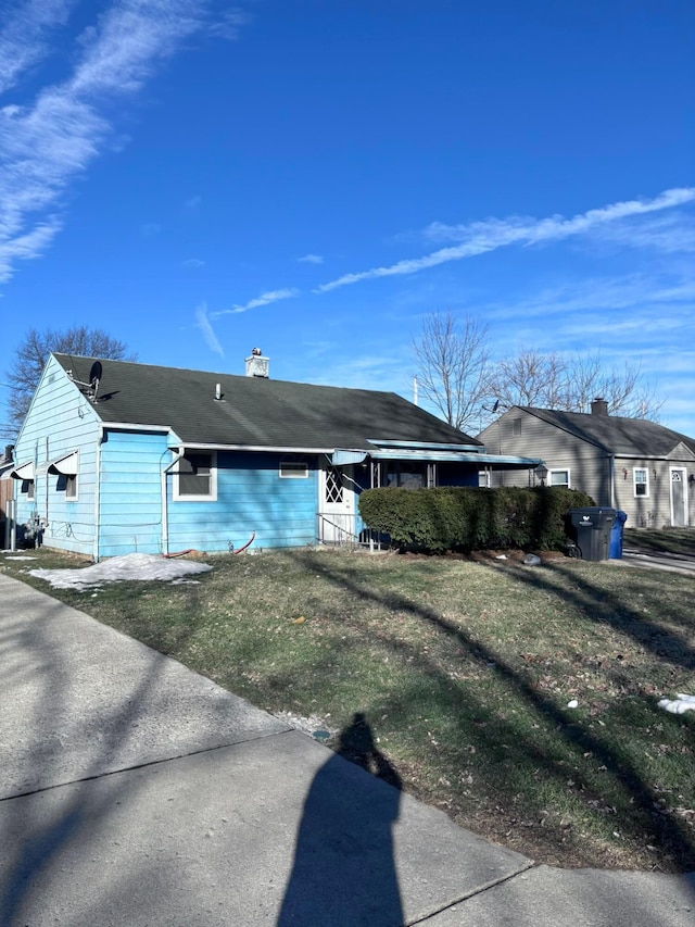 exterior space featuring a front yard