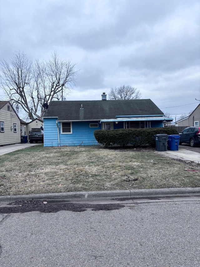 view of front of property featuring a front lawn