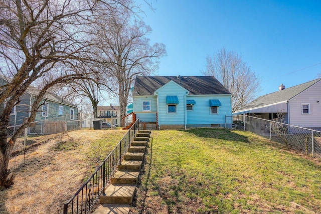 view of front of home featuring a front lawn and a fenced backyard