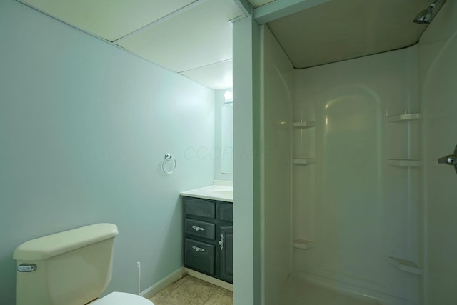 full bath with a shower, baseboards, toilet, and vanity