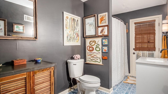 full bathroom featuring a shower with curtain, baseboards, visible vents, a sink, and toilet