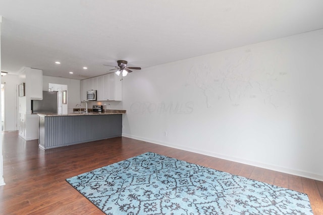 living room with recessed lighting, baseboards, dark wood-style flooring, and ceiling fan