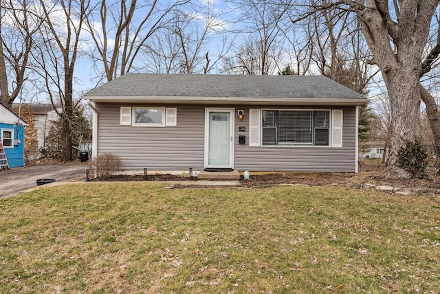 view of front of house featuring driveway and a front lawn