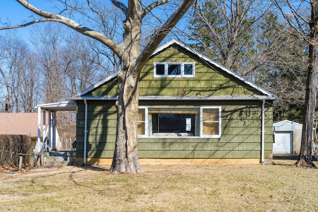 view of front of house with an outdoor structure and a front yard