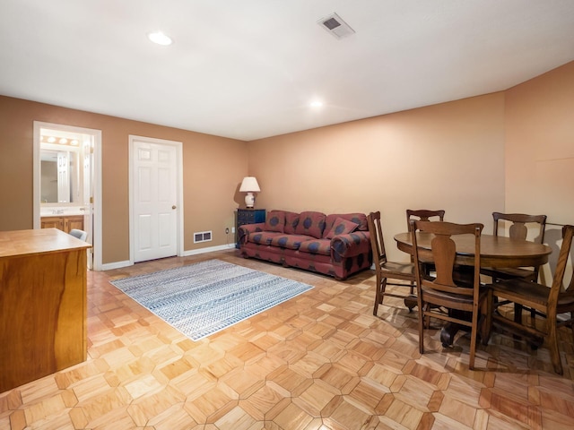 living room featuring recessed lighting, visible vents, and baseboards