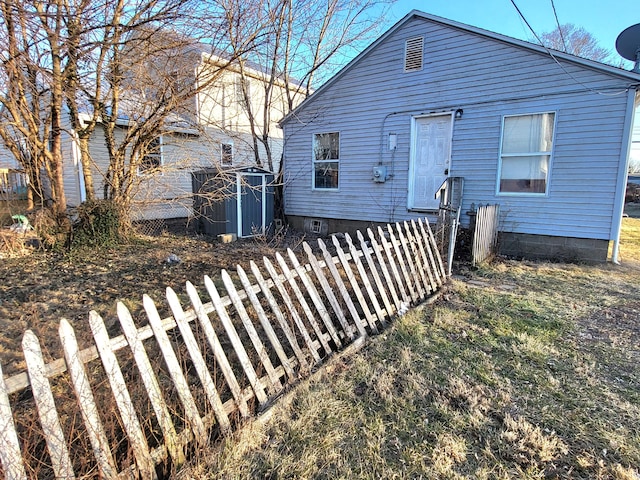 view of front of home featuring an outdoor structure and fence private yard