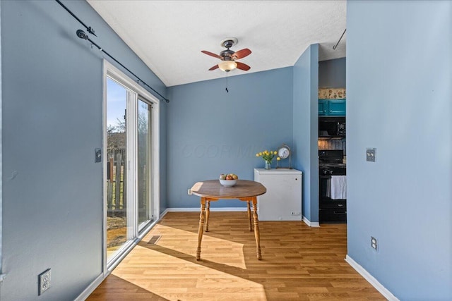 dining space with light wood-style flooring, visible vents, baseboards, and ceiling fan