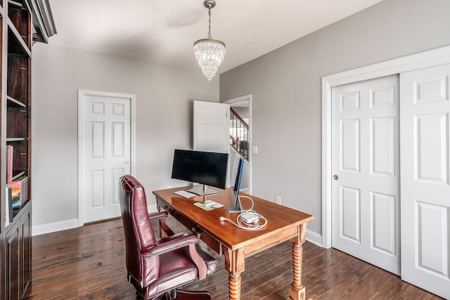 office featuring an inviting chandelier, dark wood-type flooring, and baseboards