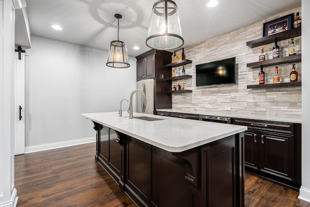 bar featuring tasteful backsplash, dark wood-style floors, hanging light fixtures, and a sink