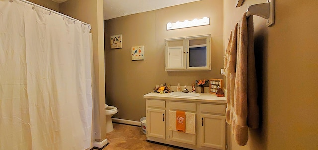 full bath with curtained shower, toilet, vanity, and baseboards