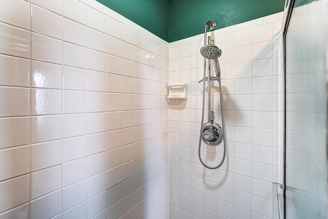 details with a tile shower